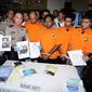 Kapolda Metro Jaya, Irjen Pol M Iriawan (ketiga kiri) menunjukkan foto tersangka kasus kekerasan terhadap Hermansyah saat rilis di Jakarta, Kamis (13/7). Polisi menangkap empat orang dan memburu satu tersangka lainnya. (Liputan6.com/Helmi Fithriansyah)