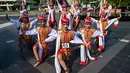 Para penari menampilkan tarian Remo saat kegiatan Festival Remo-Yosakoi di Surabay, Minggu, 12 Juli 2026. (AFP/ Juni Kriswanto)