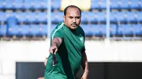 Caretaker PSIS Semarang, Imran Nahumarury saat memimpin sesi latihan di Stadion Citarum, Semarang, Jumat (13/8/2021). (Dok PSIS)