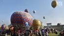 Suasana saat berlangsungnya Java Balon Festival di Stadion Hoegeng, Pekalongan, Jawa Tengah, Rabu (12/06/2019). Java Balon Festival diikuti 105 peserta. (Liputan6.com/Gholib)