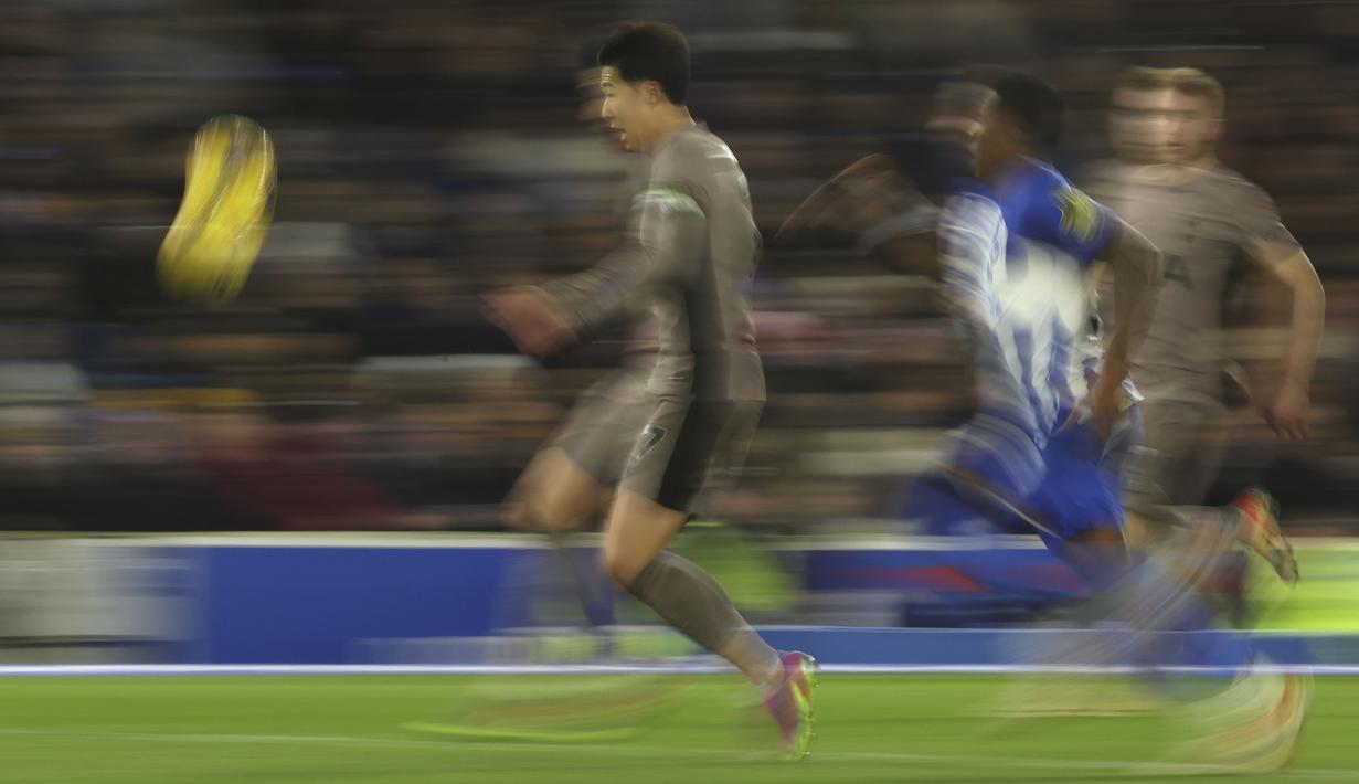 Pemain Tottenham Hotspur, Son Heung-min berusaha mengontrol bola pada laga lanjutan Liga Inggris 2023/2024 melawan Brighton di American Express Community Stadium, Brighton, Inggris, Jumat (29/12/2023) dini hari WIB. (AP Photo/Ian Walton)