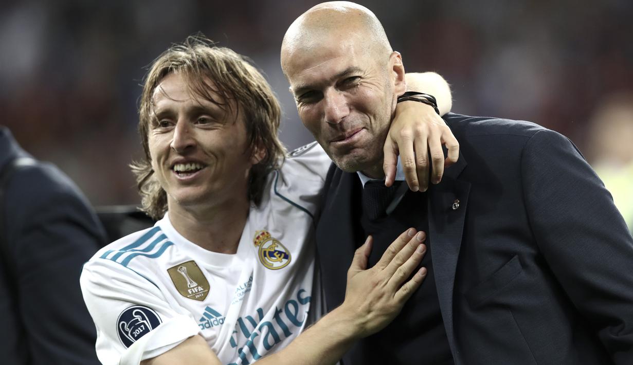 Ekspresi bahagia Zinedine Zidane dan Luka Modric saat meraih trofi Liga Champions 2018 di Olympic Stadium, Kiev, Ukraina, (26/5/2018). Zinedine mundur sebagai pelatih Madrid 31 Mei 2018. (AFP/Update Images Press/Isabella Bonotto)