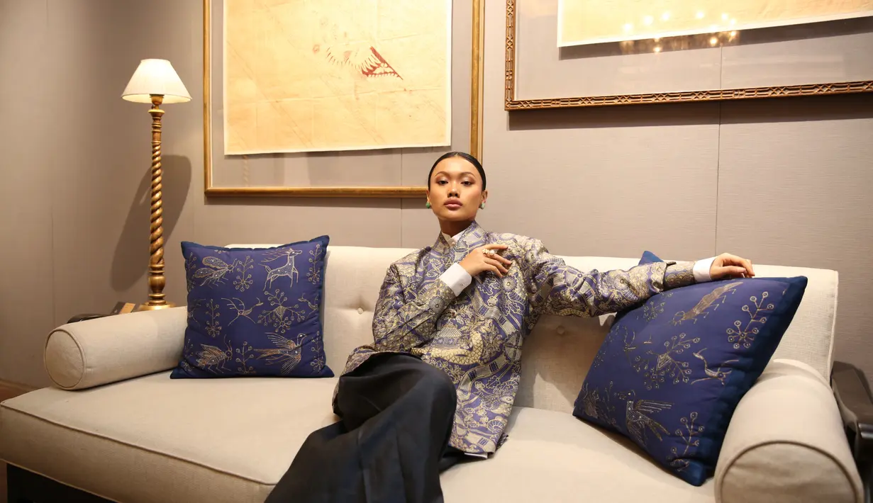  Fimela/ Batik: Iwan Tirta/ Makeup: Laura Mercier/ Hair: Shiseido Professional Indonesia/ Model: Mazzaya from Studio47)