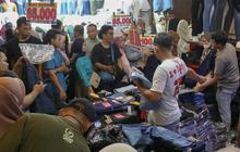 FOTO:   Hampir Sepekan Jelang Lebaran, Warga Memadati Pasar Tanah Abang