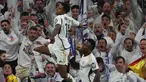 Penyerang Real Madrid, Rodrygo (kiri) merayakan gol keempat timnya dengan bersama Vinicius Junior saat pertandingan sepak bola Liga Spanyol melawan Girona FC di Stadion Santiago Bernabeu, Madrid pada 10 Februari 2024. (Pierre-Philippe MARCOU/AFP)