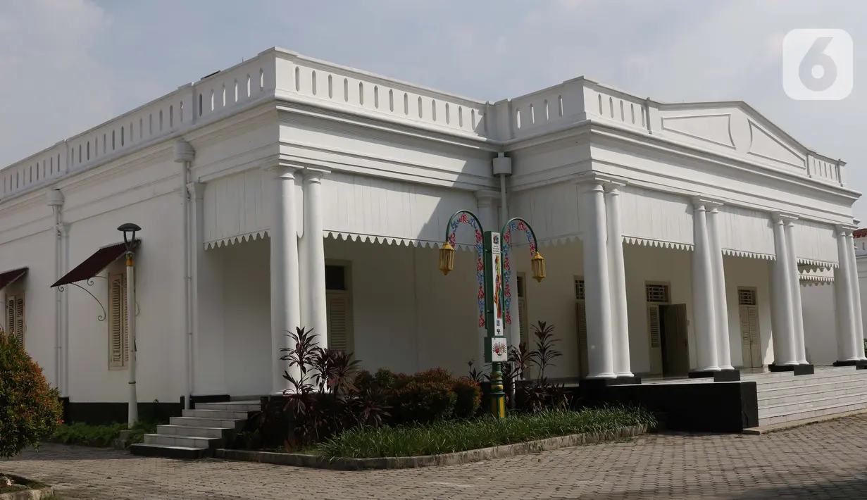 Tampilan gedung bekas markas Kodim 0505 yang kini menjadi Taman Benyamin Suaeb, Jakarta, Selasa (23/6/2020). Taman Benyamin Suaeb menyimpan sejumlah koleksi asli milik seniman betawi, Benyamin Suaeb dan beberapa replika rumah bergaya betawi. (Liputan6.com/Helmi Fithriansyah)