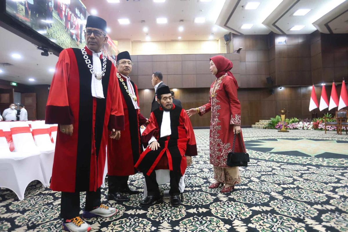 FOTO:  Detik Detik Anwar Usman Jatuh Pingsan di Gedung MK