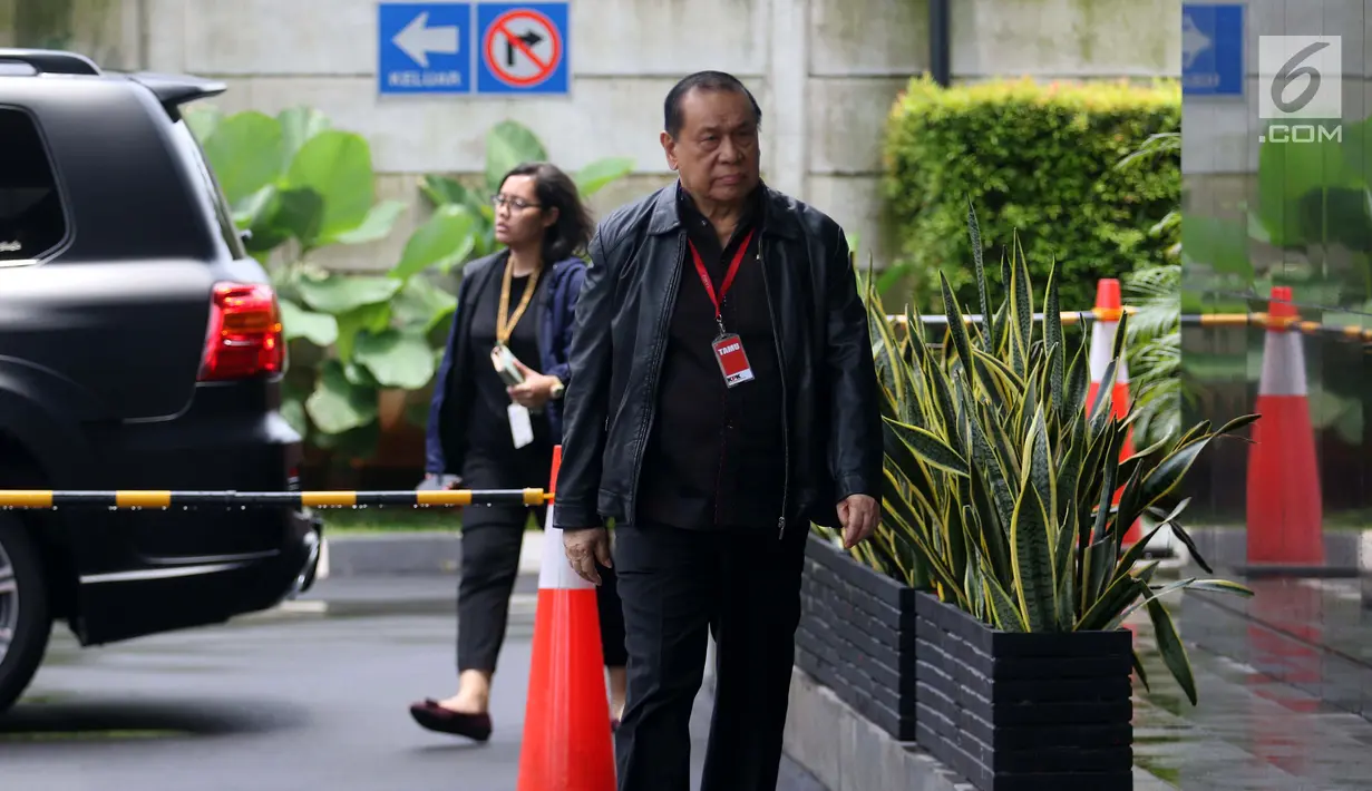 Ketua Komisi III DPR Kahar Muzakir tiba di Gedung KPK, Jakarta, Selasa (12/2). Kahar memilih langsung masuk ke dalam lobi Gedung KPK tanpa memberikan keterangan pada awak media. (Liputan6.com/Angga Yuniar)