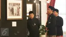 Presiden Joko Widodo (Jokowi) didampingi Wapres Jusuf Kalla melihat pameran foto peringatan Konferensi Asia Afrika (KAA) ke-62 di Istana Negara, Jakarta, Selasa (18/4). Pameran foto itu berisi kegiatan KAA 62 tahun yang lalu. (Liputan6.com/Angga Yuniar)