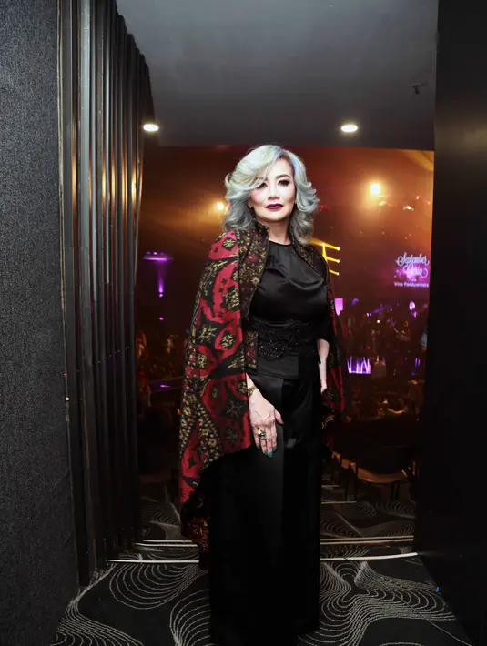 Mantan istri mendiang Adjie Massaid itu muncul dengan warna rambut silver bercampur abu-abu. Warnanya begitu kontras, dengan polesan bibir dengan ungu burgundy. (Nurwahyunan/Bintang.com)