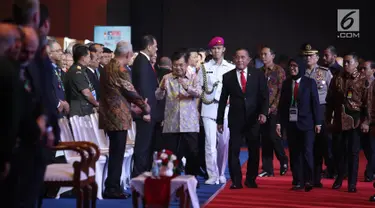 Wakil Presiden Jusuf Kalla didampingi Menteri Pertahanan Ryamizard Ryacudu tiba menghadiri pembukaan pameran Indo Defence 2018 di JiExpo and Forum, di Kemayoran, Jakarta Rabu (7/11). (Merdeka.com/Imam Buhori)