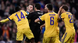 Kiper Juventus, Gianluigi Buffon melakukan protes keras terhadap wasit Michael Oliver dalam laga Liga Champions kontra Real Madrid di Santiago Bernabeu, Rabu (11/4). Buffon dikartu merah atas tindakannya memprotes secara berlebihan. (JAVIER SORIANO/AFP)