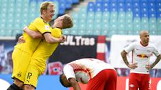 Pemain Borussia Dortmund, Erling Braut Haaland melakukan selebrasi bersama Julian Brandt usai mencetak gol ke gawang RB Leipzig pada laga  Bundesliga di Red Bull Arena Sabtu (20/6/2020). RB Leipzig takluk 0-2 dari Borussia Dortmund. (AP/Jens Meyer)