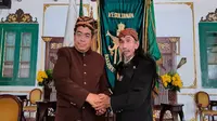 KH M Abdul Ghufron Al Bantani saat bertemu Sultan Kacirebonan IX Pangeran Raja Abdul Gani Natadiningrat. Foto (Liputan6.com / Panji Prayitno)