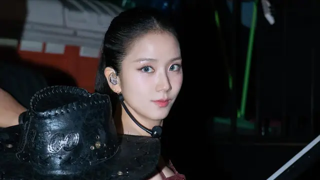 Tulis Pesan Menyentuh Usai Konser di Jakarta, Jisoo BLACKPINK Tampil Memukau dengan Gaya Edgy nan Feminin