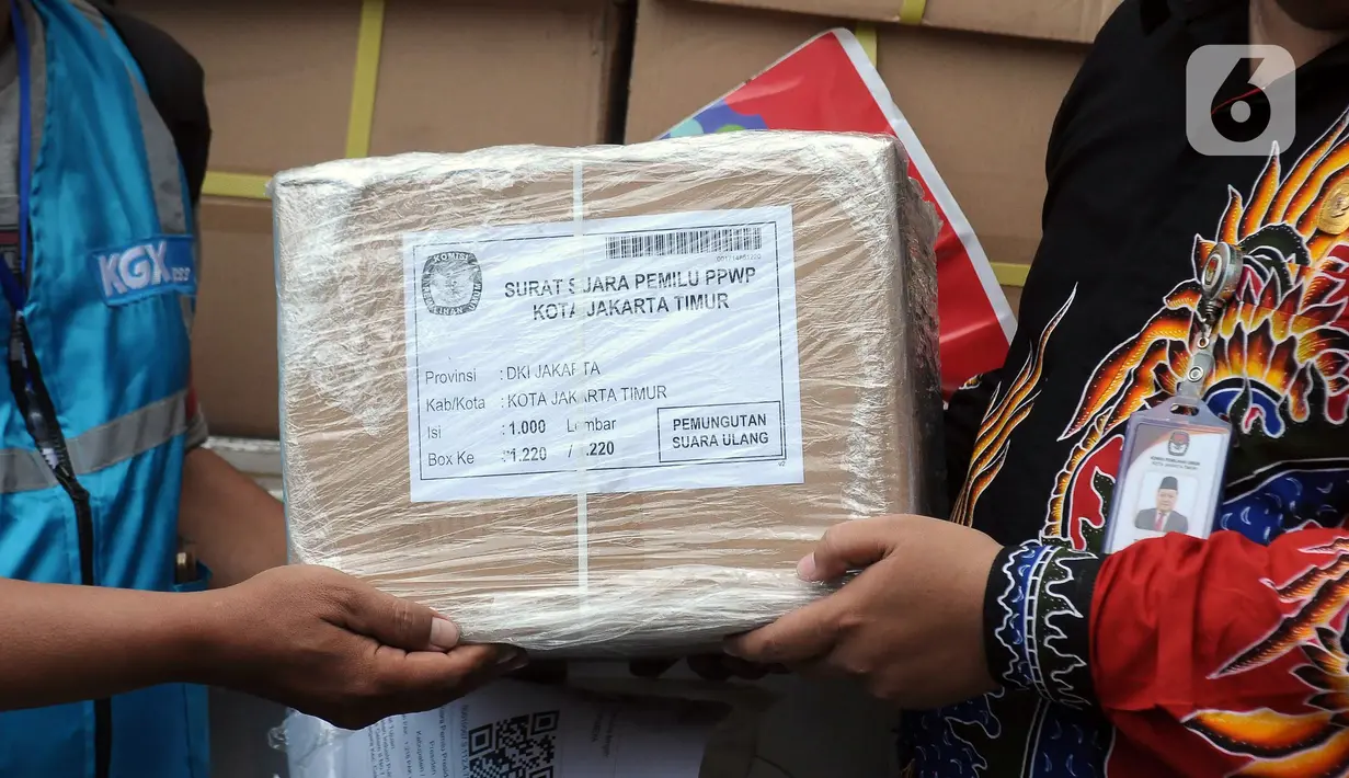 Selain itu, sebanyak 1.000 surat suara telah diterima untuk pemilihan ulang. Namun diharapkan, pemilihan ulang tidak terjadi di wilayah Jakarta Timur. (merdeka.com/Imam Buhori)