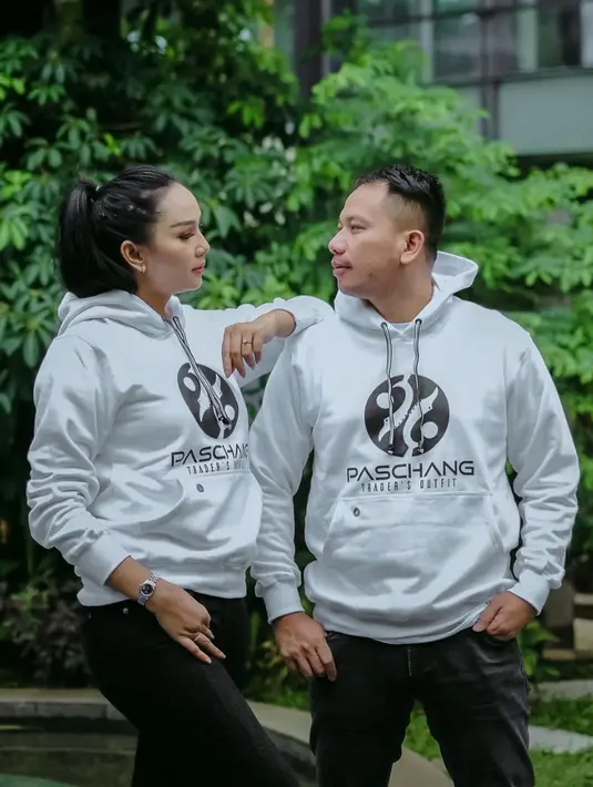 Vicky Prasetyo dan Kalina Oktarani akan menikah pada 21 Februari 2021 mendatang. Seperti pasangan lainnya, banyak hal yang mereka persiapkan. Apalagi keduanya berencana dua kali menggelar resepsi. (Instagram/vickyprasetyo777)