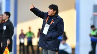 Pelatih Timnas Indonesia U-20, Shin Tae-yong memberikna instruksi kepada para pemainnya saat menghadapi Irak U-20 pada laga matchday pertama Grup A Piala Asia U-20 2023 di Lokomotiv Stadium, Tashkent, Uzbekistan, Rabu (1/3/2023). (the-afc.com)