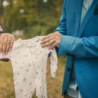 Ilustrasi orangtua dan anak. (dok. Gabriel Tovar/Unsplash)