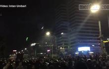 VIDEO: Ketegangan Polisi dan Pendemo di Depan Bawaslu Saat Malam Hari