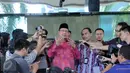 Menag Lukman Hakim Saifuddin memberi keterangan usai melakukan rapat konsultasi mekanisme penerapan pelaksanaan PP Nomor 48 Tahun 2014 tentang Penerimaan Negara Bukan Pajak (PNBP) KUA, di Gedung KPK, Jakarta, Kamis (25/6/15). (Liputan6.com/Helmi Afandi)