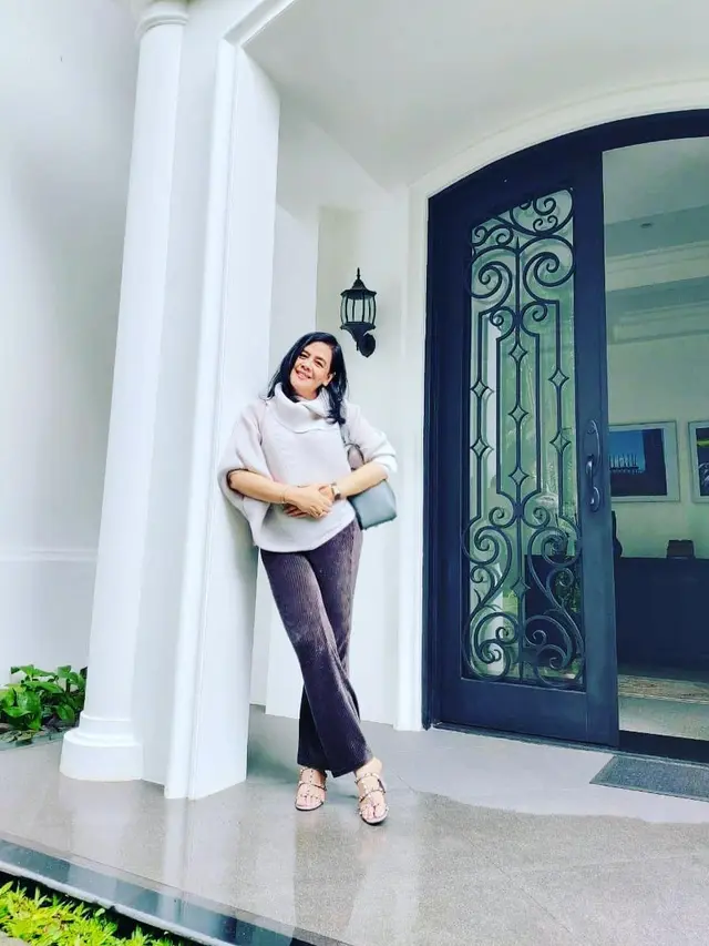 Jarang Terekspos, Ini 6 Potret Muren Ibunda Maudy Ayunda yang Awet Muda