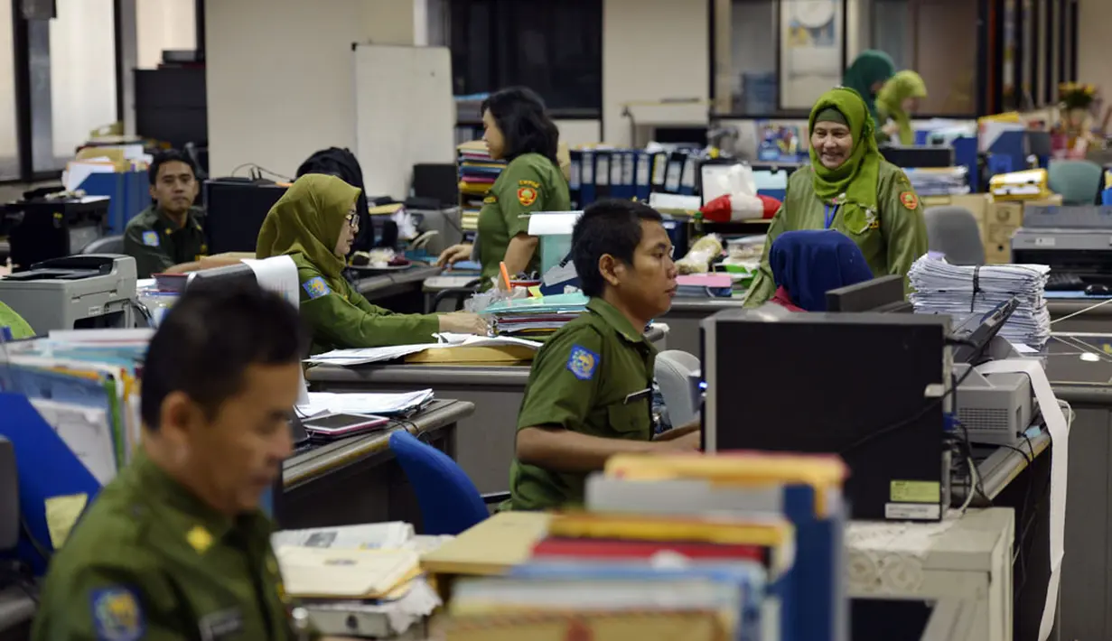PNS kembali berdinas di masing-masing instansinya pada hari pertama kerja usai libur nasional dan cuti bersama Hari Raya Idul Fitri 1435 H, (4/8/2014). (ANTARA FOTO/Widodo S. Jusuf)