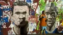 Wyne Rooney menjadi salah satu pemain top dunia yang wajahnya terpampang di lukisan mural di salah satu tempat di Rio de Janeiro, Brasil, Rabu (21/05/2014) (AFP PHOTO/Yasuyoshi CHIBA).