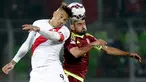 Duel panas terjadi antara Peru melawan Venezuela pada laga lanjutan Grup C Copa Amerika 2015 di Estadio Elías Figueroa, Chile, Kamis (18/6/2015). Peru menang 1-0 atas Venezuela. (REUTERS/David Mercado)