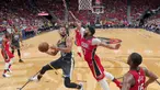 Pemain Warriors, Stephen Curry (30) mencoba melewati pemain Pelicans, Anthony Davis (23) pada laga gim ketiga semifinal NBA basketball playoff di Smoothie King Center, New Orleans, (4/5/2018). Pelicans menang 119-100. (AP/Gerald Herbert)