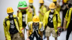 Sejumlah action figure karakter pemrotes pro-demokrasi Hong Kong terpajang di sebuah etalase toko di Hong Kong (14/1/2020). Action figure yang dibuat dengan sangat terperinci ini memiliki skala 1:6. (AFP Photo/Philip Fong)