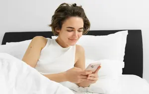 Ciri Orang yang Selalu Cek HP Begitu Bangun Tidur Menurut Psikologi
