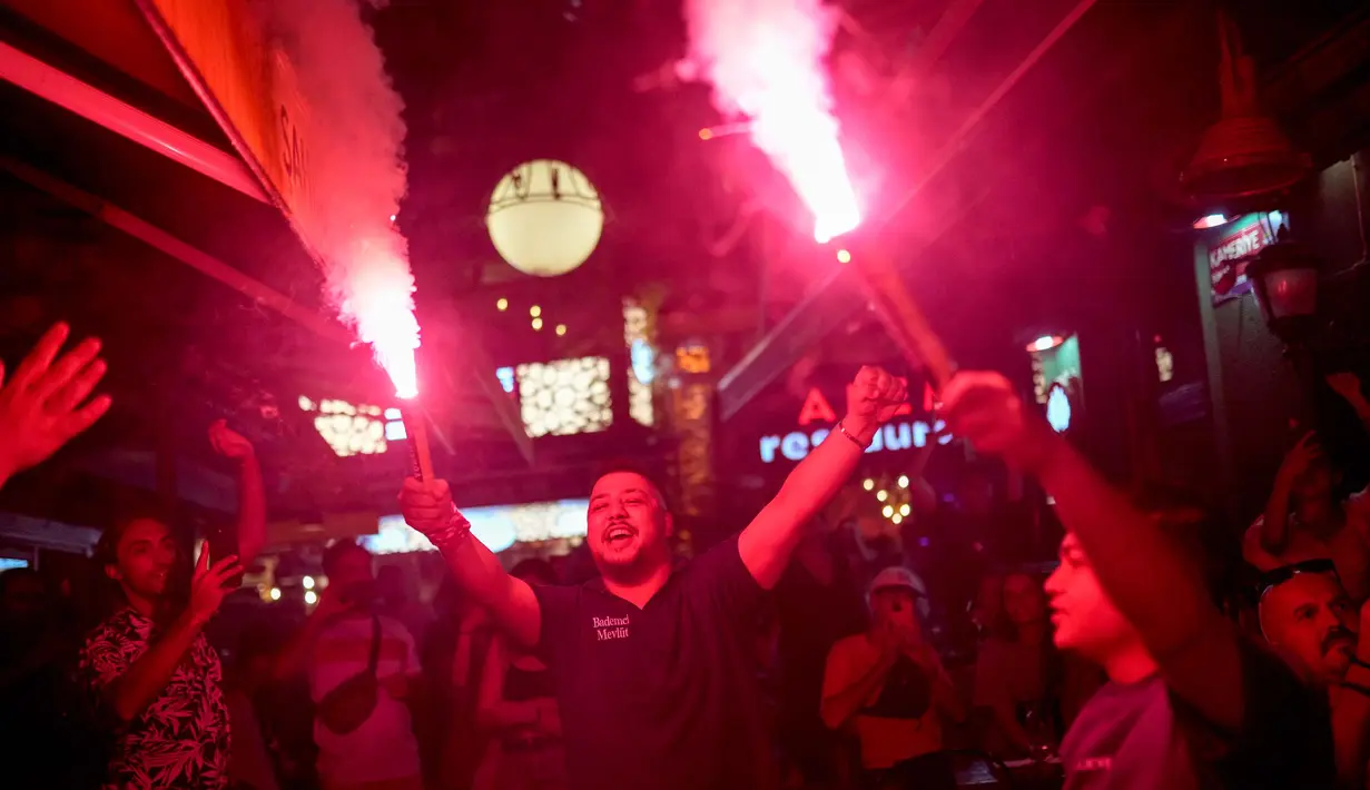 Lolosnya Turki ke perempat final Euro 2024 disambut meriah pendukungnya yang menyaksikan dari distrik Beyoglu, Istanbul. (AP Photo/Francisco Seco)