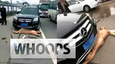 Entah apa yang ada di pikiran pria itu, sampai ia rela mengorbankan dirinya untuk telanjang bulat dan dilihat oleh orang yang melihatnya.