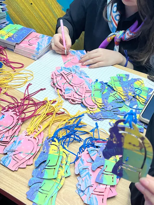 Pada ruangan selanjutnya terdapat aktivitas yang tak kalah seru. Kita diminta untuk membuat gantungan tas yang terbuat dari kertas berbentuk kuda, yang identik dengan lambang dari Hermès.   [ Foto : Fimela.com ]