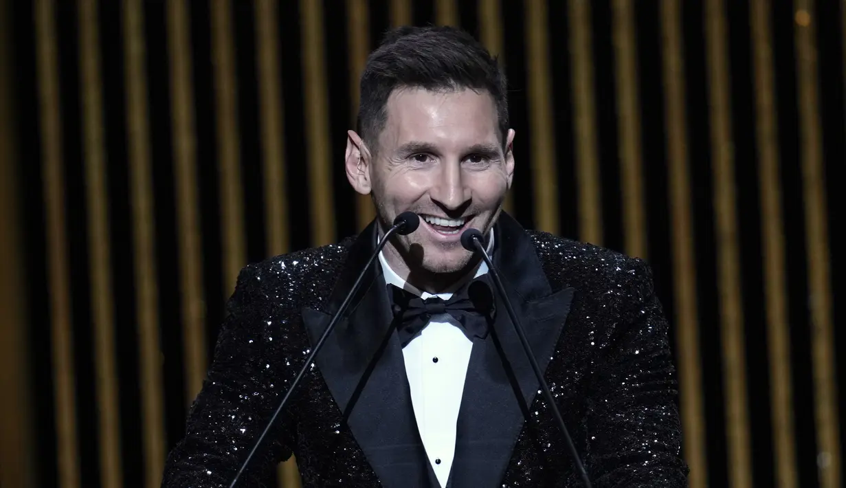 Striker PSG, Lionel Messi menyampaikan sambutan setelah memenangkan trofi Ballon d'Or 2021 pada penganugerahan di Theatre du Chatelet, Paris, Senin (29/112021). Messi mengalahkan dua pemain untuk merebut gelar Ballon d'Or 2021, antara lain Robert Lewandowski dan Jorginho. (AP Photo/Christophe Ena)