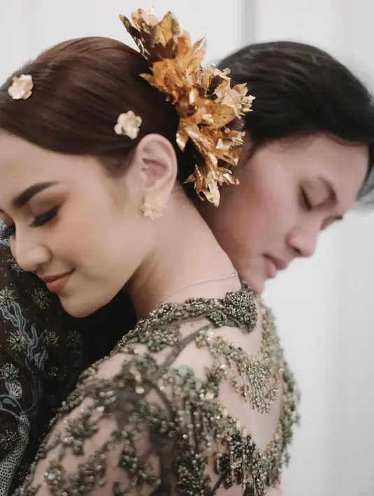 Mahalini dan Rizky Febian mengenakan busana berwarna hijau army yang tampak pas dan indah bagi keduanya. Foto: Instagram.