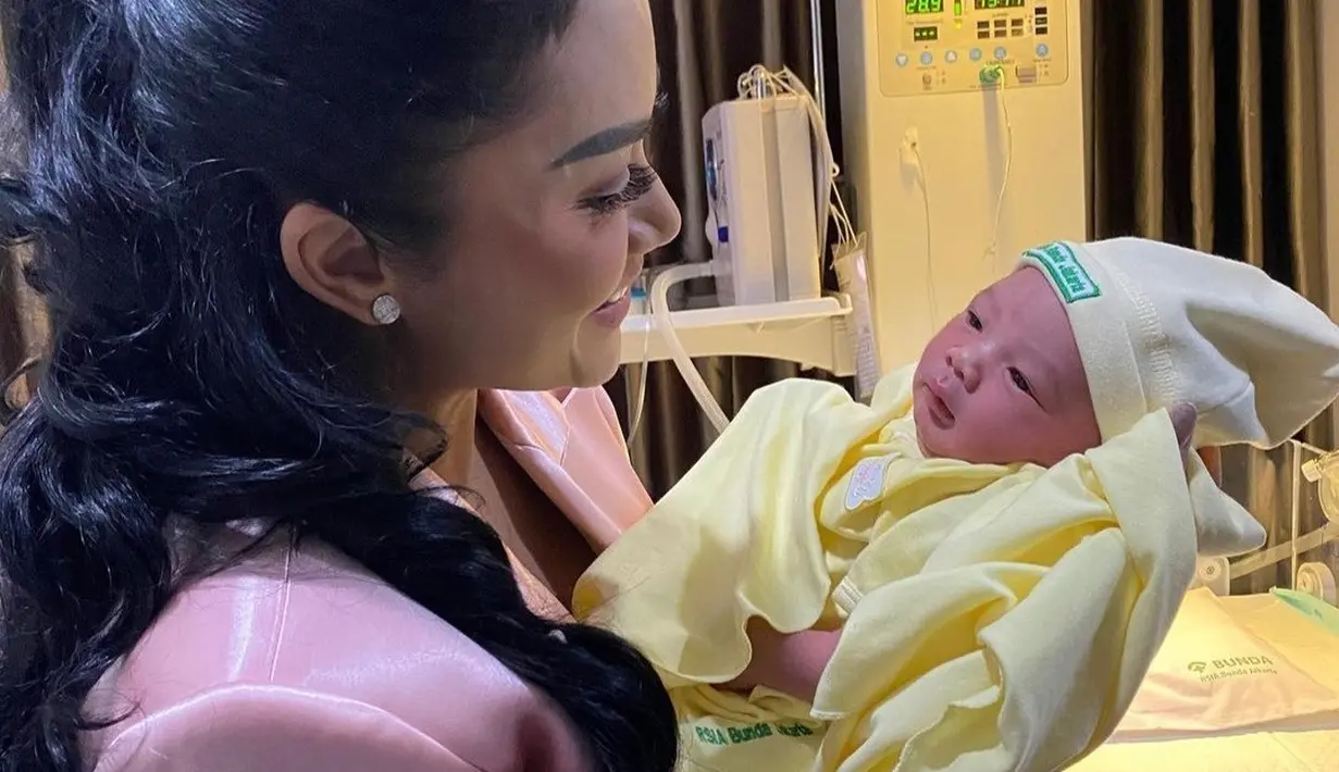 Dalam keterangan fotonya, Krisdayanti mengaku bersyukur dengan hadirnya dua cucu yang cantik