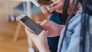 Ilustrasi bermain media sosial/copyright unsplash.com/Jason Goodman