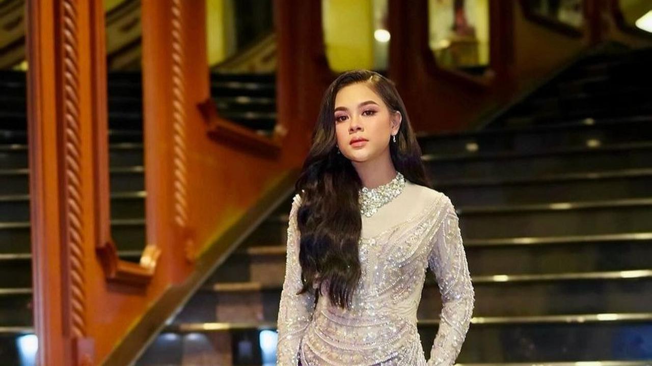 Penampilan Melly Lee dipuji begitu cantik. Gaun yang dikenakan terlihat glamor.<br>
