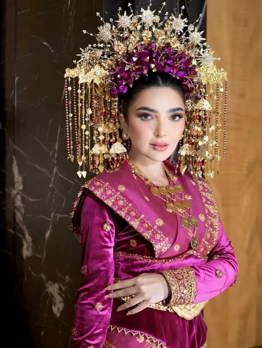 Pesonanya terlihat makin anggun dengan pulasan Hollywood flawless dari MUA Bennu Sorumba [@ashanty_ash]