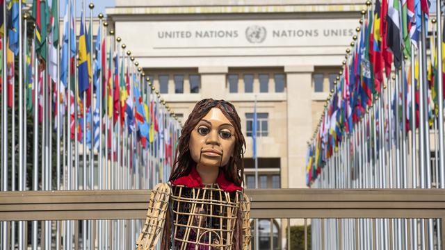 Boneka Little Amal di Jenewa