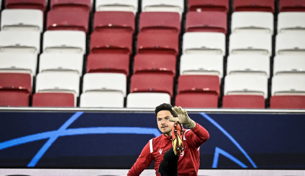 Kiper Club Brugge Senne Lammens menghadiri sesi latihan menjelang bersua Benfica pada pada leg kedua babak 16 besar Liga Champions 2022/2023, di stadion Luz, Lisbon, Senin (6/3/2023). Club Brugge membutuhkan keajaiban untuk menjaga impian Liga Champions mereka tetap hidup. (PATRICIA DE MELO MOREIRA / AFP)