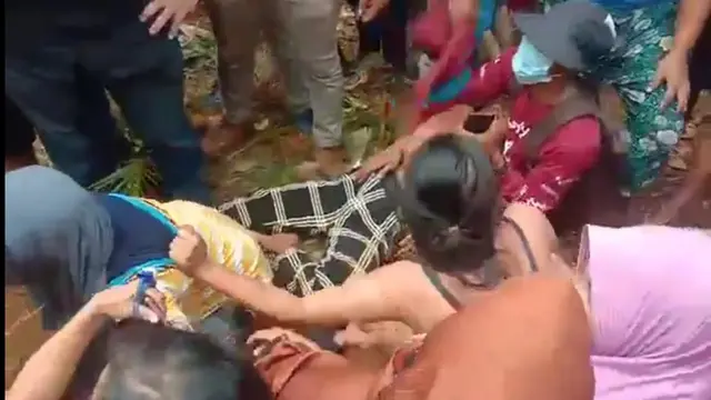 Emak-emak, pingsan saat menghalau alat berat PT GKP yang menyerobot lahan pertanian warga Wawonii.(Liputan6.com/Ahmad Akbar Fua)