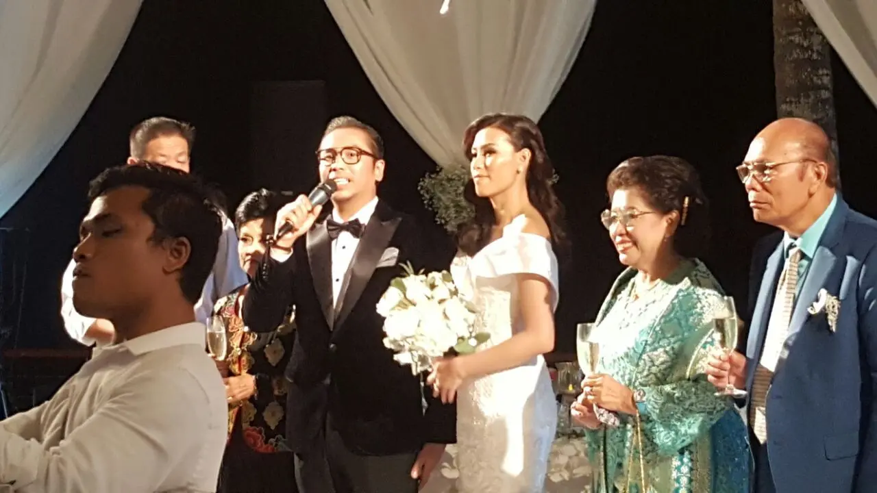 Sammy Simorangkir dan Viviane saat resepsi pernikahan (Reza/Vidio.com)