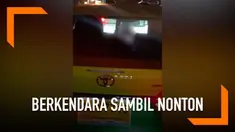 Seorang sopir taksi berkendara sambil menonton film dewasa di Thailand. Tindakan sopir taksi ini diketahui oleh pengendara lain yang geram melihat cara sopir taksi berkendara.