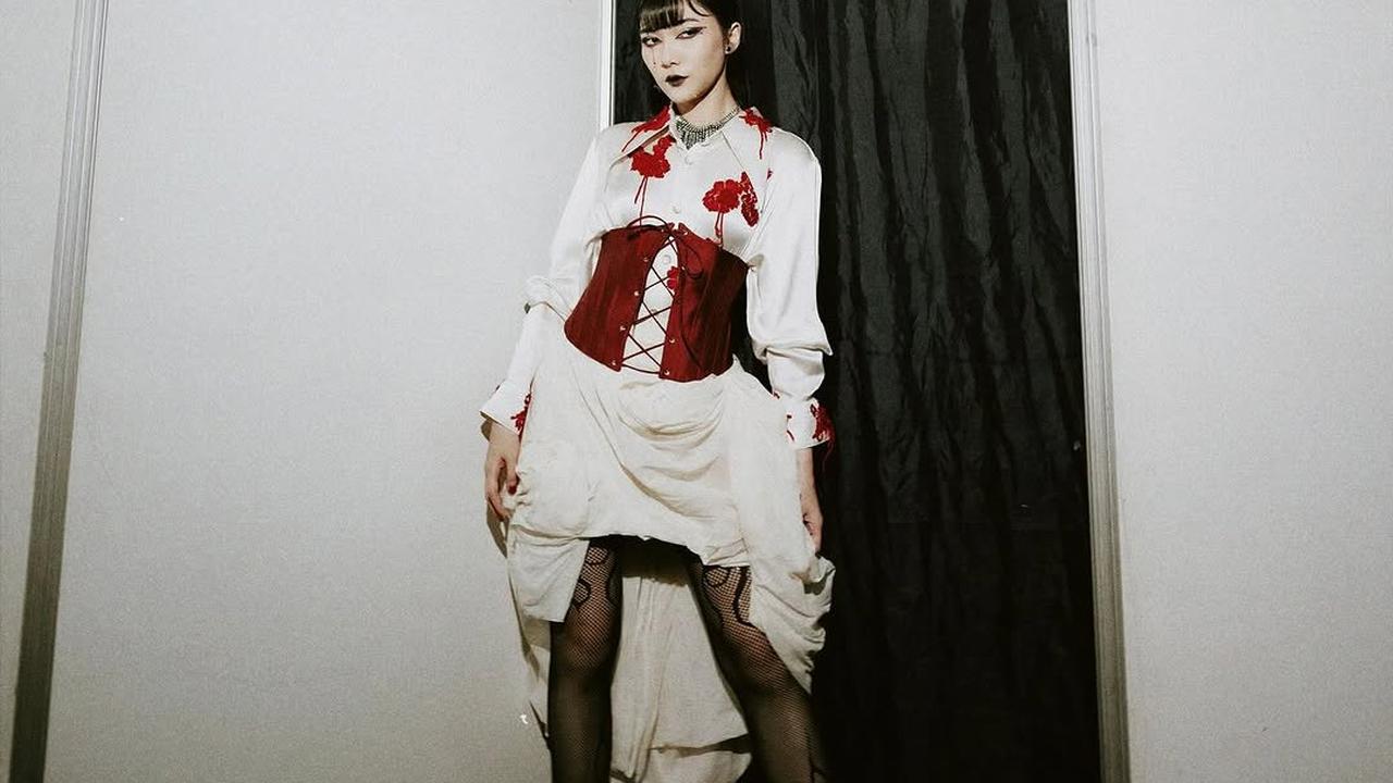 Potret Outfit Manggung Isyana Sarasvati Gaya Edgy (credit: instagram/isyanasarasvati)
