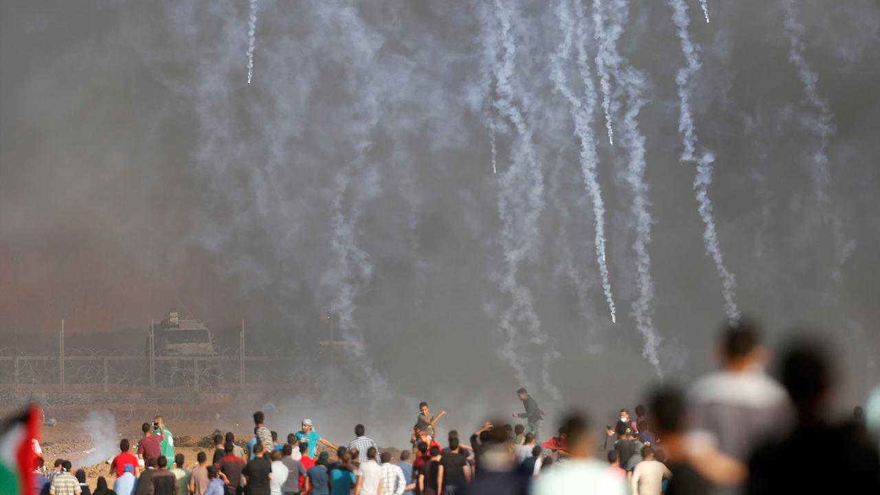 Momen Saat Demonstran Palestina Dihujani Gas Air Mata di Jalur Gaza