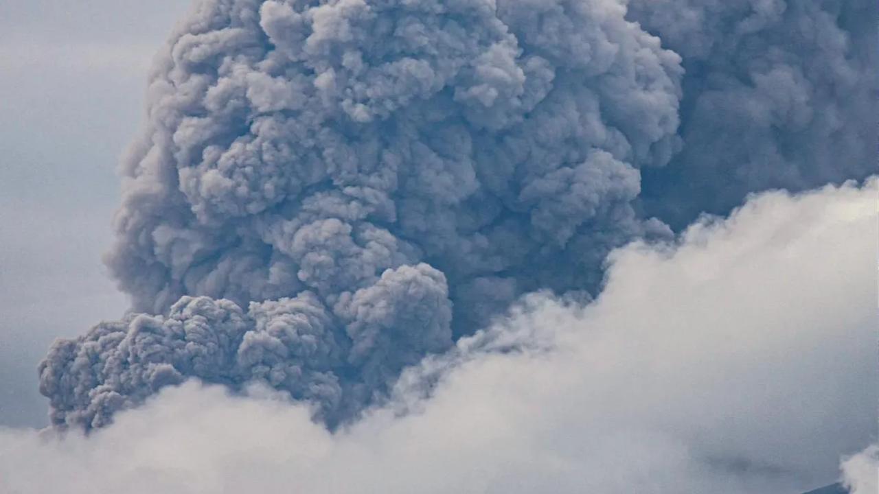 Aktivitas Gunung Marapi yang kembali memperlihatkan muntahan abu vulkanik ke angkasa pada Senin (4/12/2023) pagi. Gunung yang berada di Kabupaten Agam dan Kabupaten Tanah Datar, Provinsi Sumatera Barat ini kembali meletus pada pukul 08.22 WIB.<br>