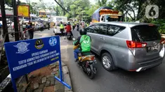 Polantas Polres Depok menggelar Operasi Gabungan Tertib Administrasi Kendaraan Bermotor (KBM) Kendaraan Tidak Mendaftar Ulang (KTMDU) 2022 di Jembatan Panus, Depok, Jawa Barat, Kamis (9/6/2022). Ratusan kendaraan bermotor yang belum membayar pajak atau kendaraan tidak melakukan daftar ulang (KTMDU) terjaring dalam razia yang dilakukan Sistem Administrasi Manunggal Satu Atap (Samsat) Depok ini. (merdeka.com/Arie Basuki)